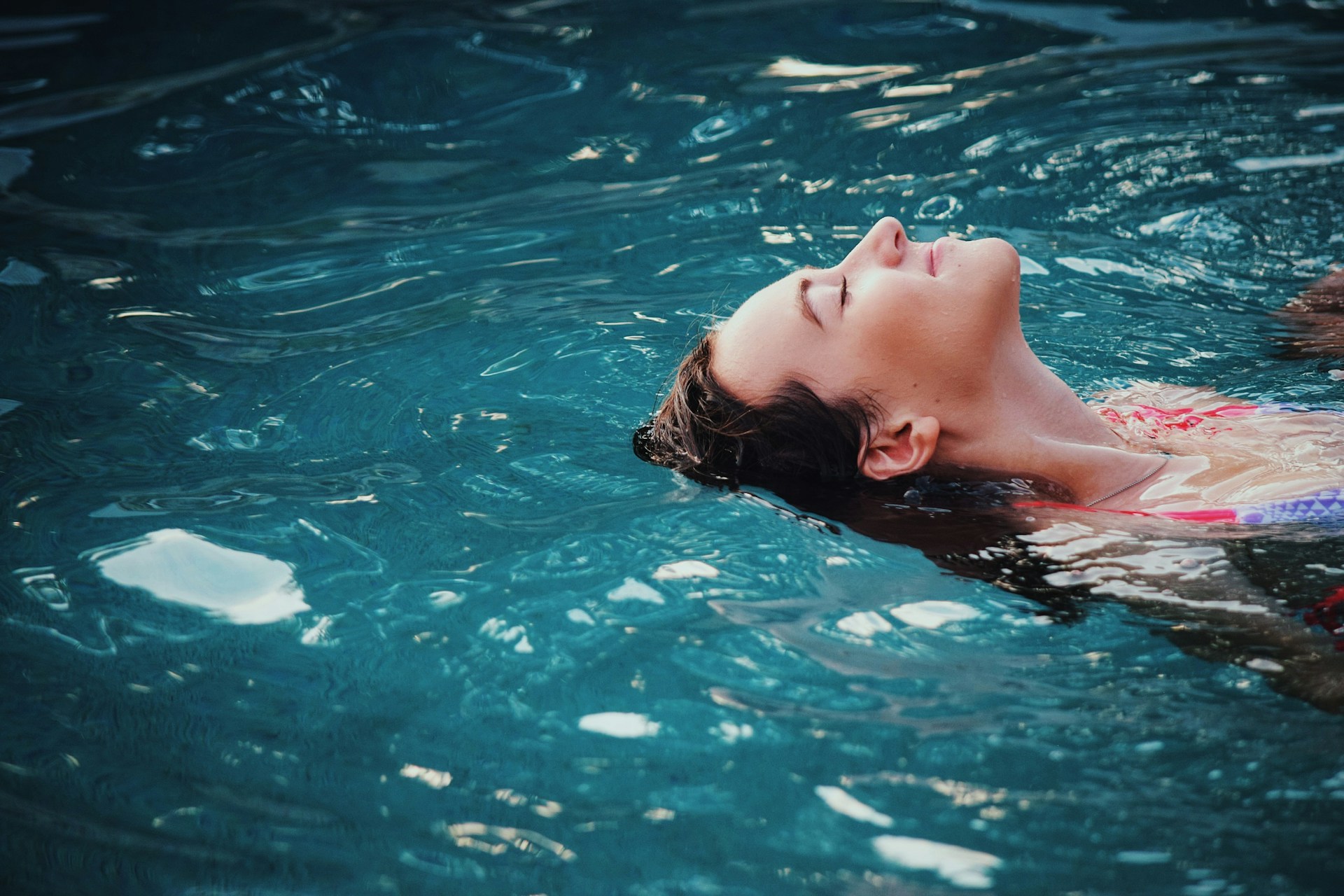 Femme qui se détend en bassin d'eau de mer.