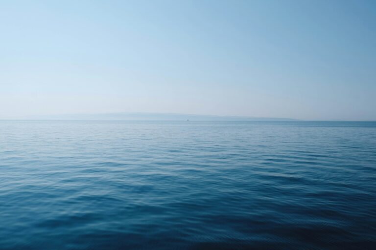 Un corps d'eau sous un ciel bleu.