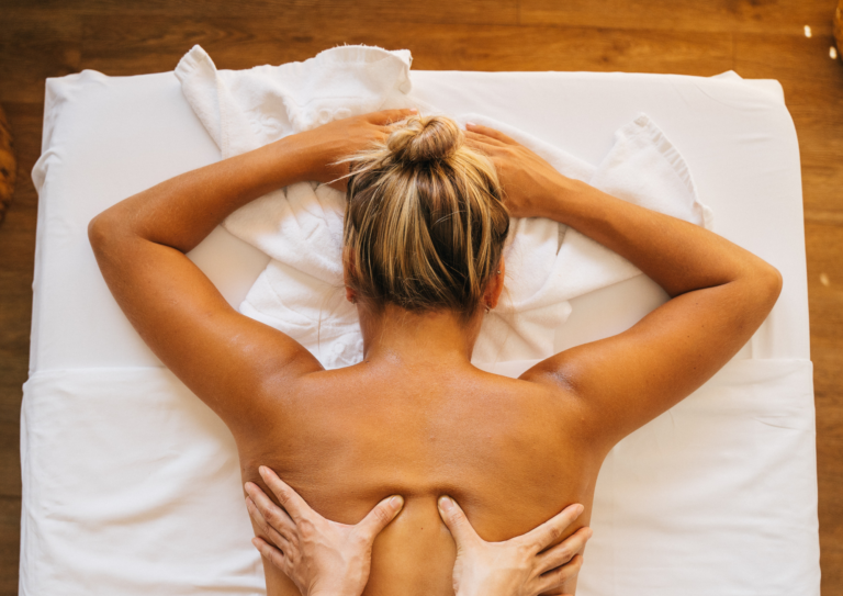 Femme qui se fait masser en thalasso.