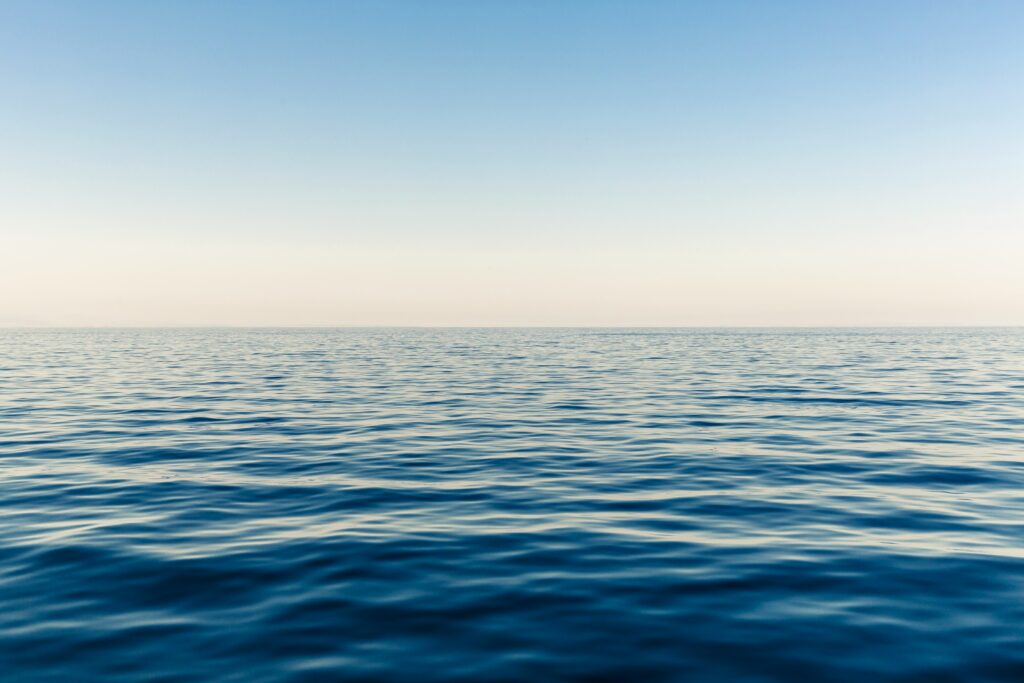 Photo de la mer et le ciel bleu.