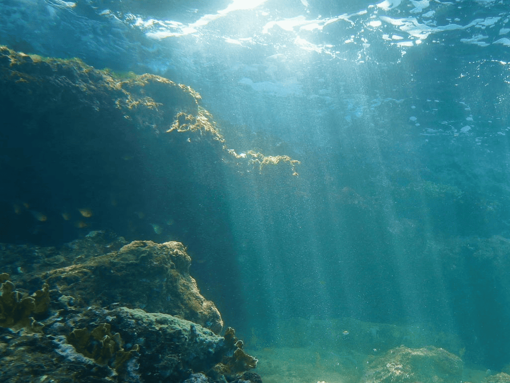 Rayons de soleil qui reflètent sous la mer