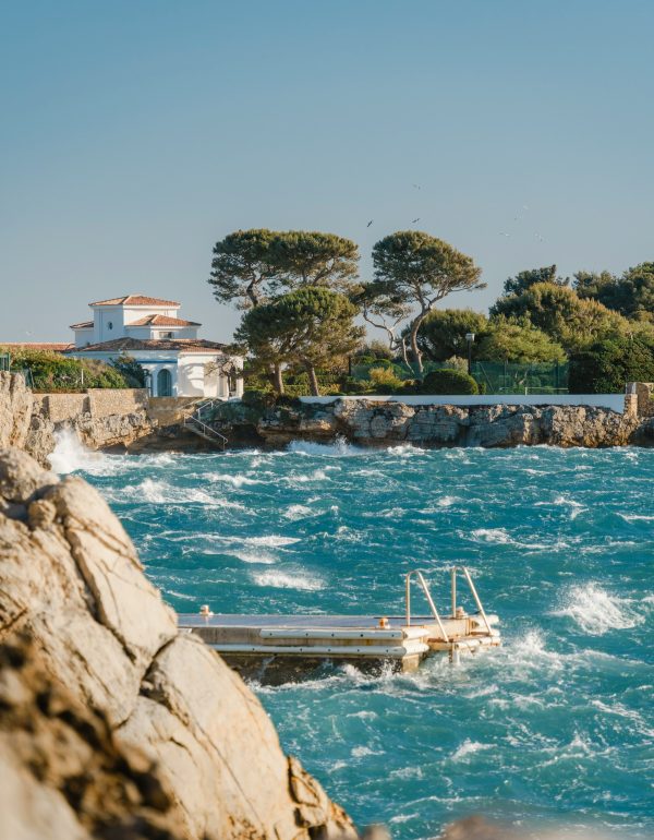 Pont dans une crique.